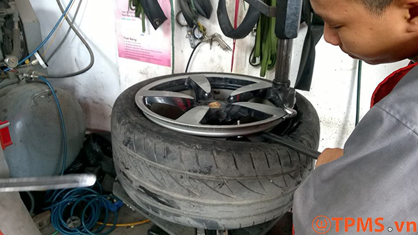 lap-dat-cam-bien-ap-suat-lop-porsche