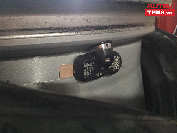 LAP-DAT-CAM-BIEN-AP-SUAT-LOP-HONDA-ACCORD-2008-(6)