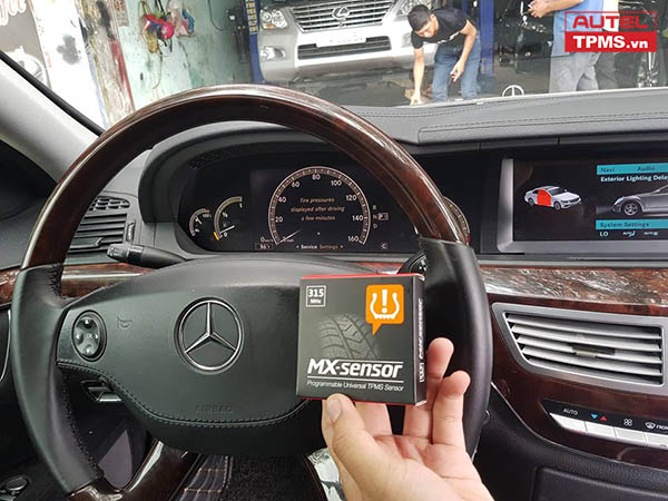 Cài đặt cảm biến áp suất lốp Mercedes Benz S550 2007